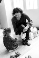 Enfant &eacute;coutant les sons d'un instrument
